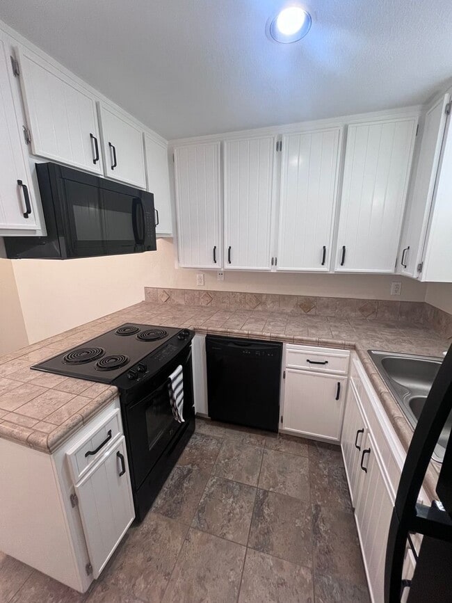 Foto del edificio - NICE UPDATED CONDO IN ROLLINGWOOD POINTE!!