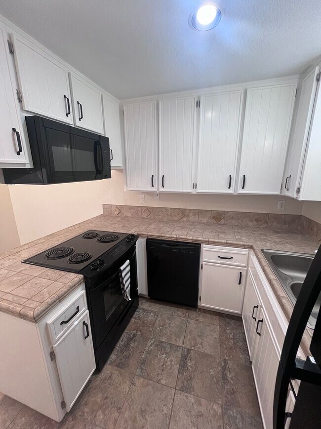 Building Photo - NICE UPDATED CONDO IN ROLLINGWOOD POINTE!!