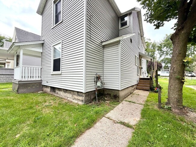 Building Photo - 615 Prospect Ave NE