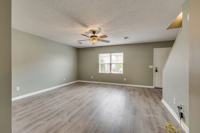 Building Photo - 2 br/ 1.5 bath condo Johnson City
