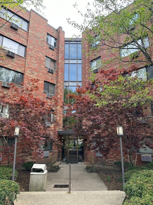 5310 N Chester Ave Unit 400, Chicago, IL 60656 Condo for Rent in