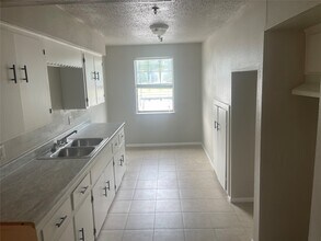 Building Photo - 340 Pan American Dr