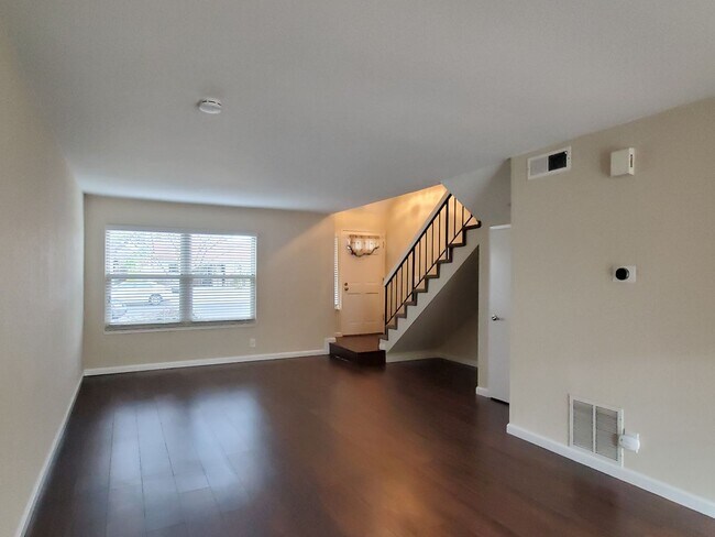 Building Photo - Spacious Townhome in Central Location, A/C...