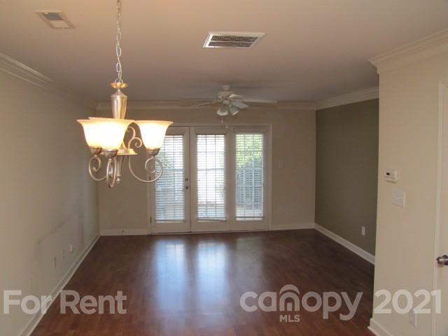 Building Photo - 1336 Green Oaks Ln