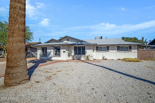 Foto del edificio - 110 W Del Rio Dr