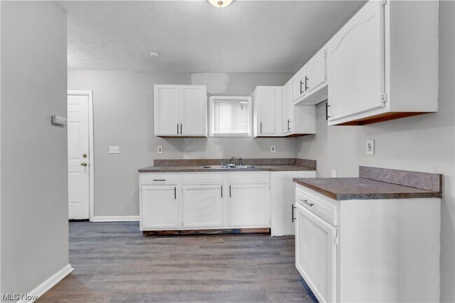 Building Photo - 14320 Glendale Ave