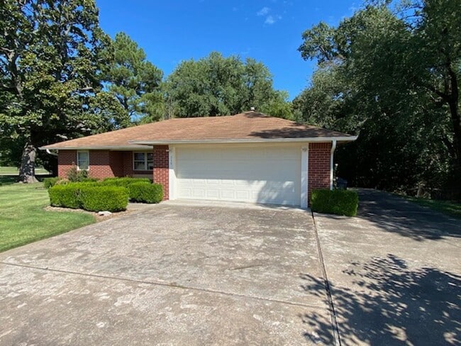 Building Photo - Adorable 2 Bedroom Home Near Downtown Rogers!