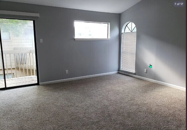 Foto del edificio - 6750 Sands Point Dr