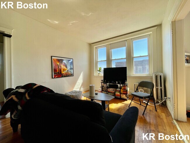 Foto del edificio - 121 Brainerd Rd