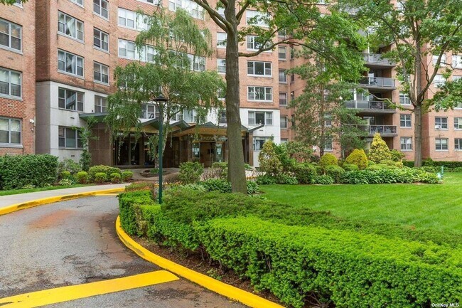 Foto del edificio - 6120 Grand Central Pkwy