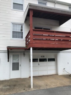 Building Photo - 3 bedroom, 1 1/2 bath townhouse