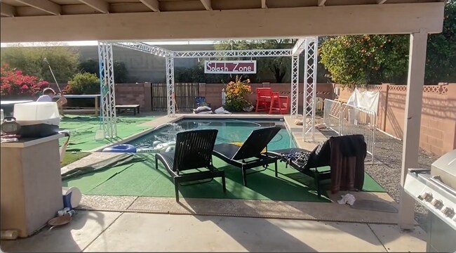 Foto del edificio - Huge Yard backing the 60.  5 Bed 3 Bath house at ASU