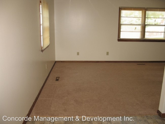 Building Photo - 5033 Huntington Ave