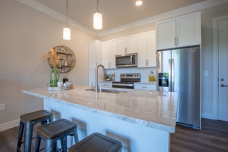Building Photo - The Elle on Lockwood