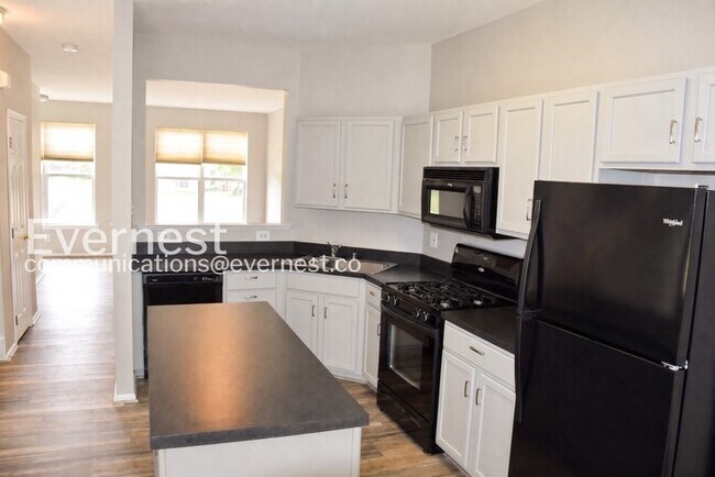 Building Photo - 3 Bed, 2.5 Bath Townhome with Modern Amenities / Available Soon!