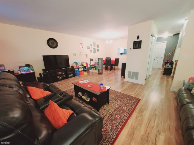Building Photo - 2 br, 1.5 bath Townhome - 115 Fillow St Apt 4