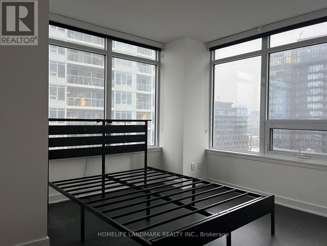 Photo du bâtiment - 17 Bathurst St