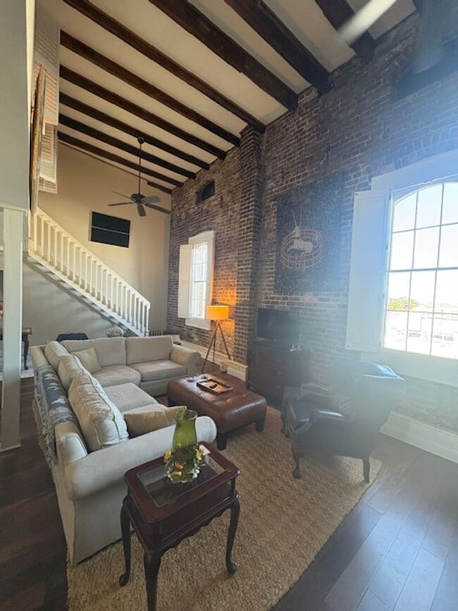 Building Photo - Historic Downtown Fully Furnished 2 Bedroom Condo