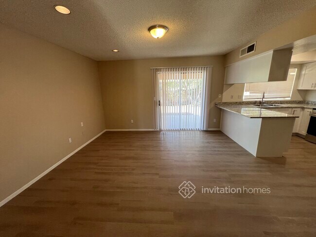 Building Photo - 2210 W Utopia Rd