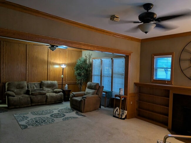 Building Photo - 82 200 N