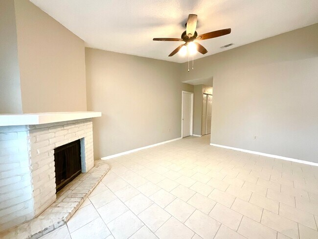 Foto del edificio - **APPLICATION RECEIVED** **MOVE IN SPECIAL!** 3 BEDROOM HOME WITH LARGE BACK YARD!!