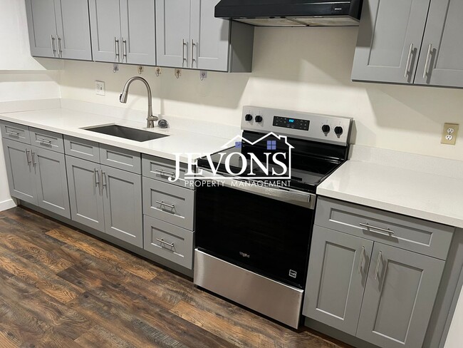 Building Photo - $1,000 Rent Credit if move-in occurs befor...