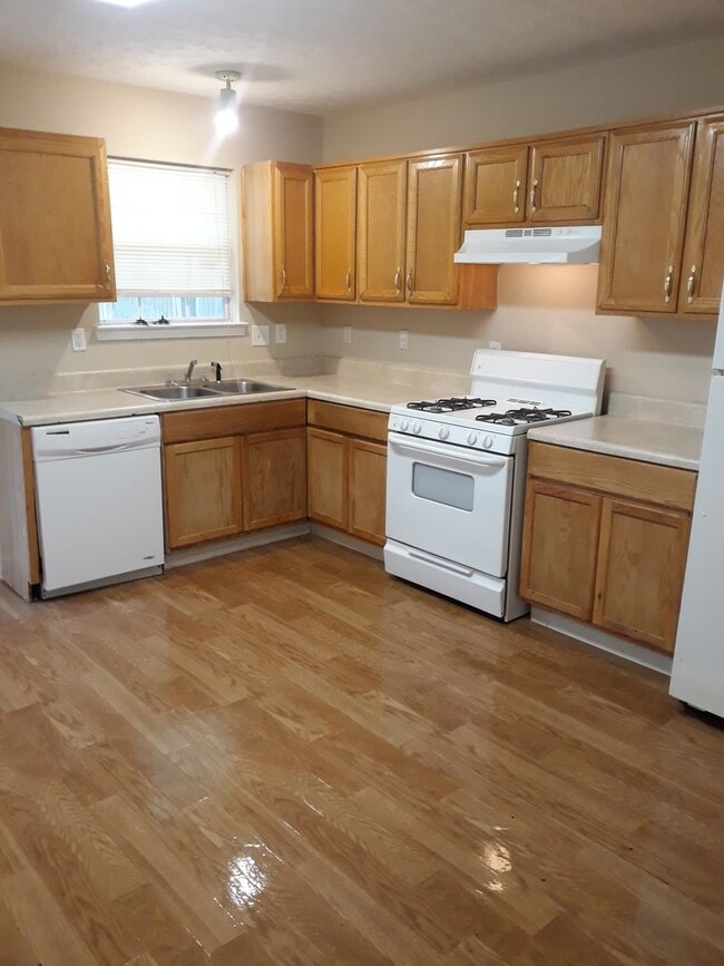 Building Photo - Townhome For Rent! Move In Ready Spacious 2 Bedroom Conveniently Located!!!