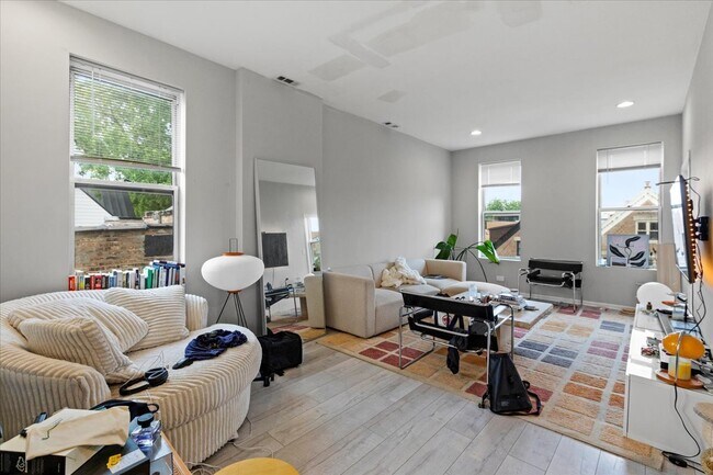 Foto del edificio - 2246 W Belden Ave