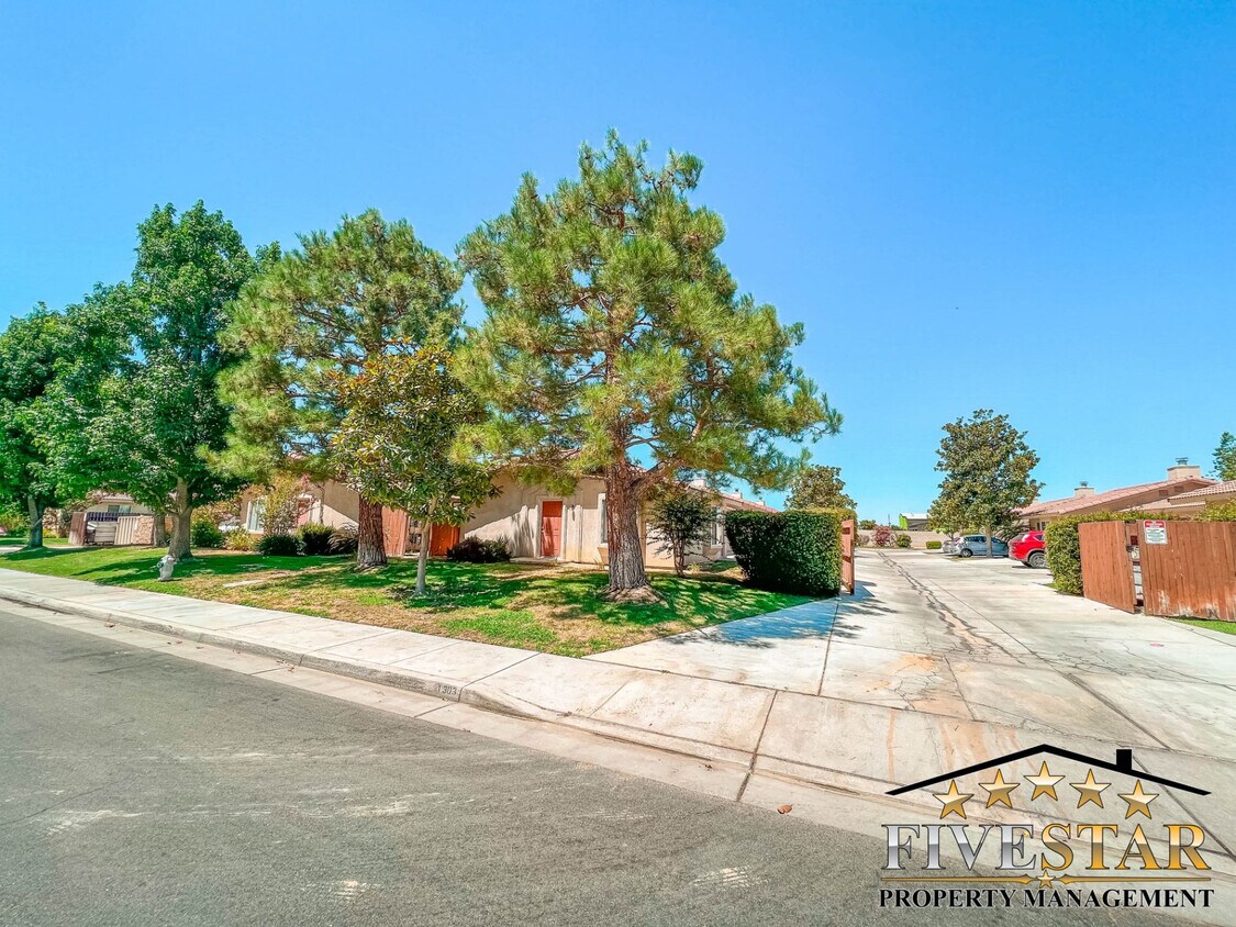 1303 Reddick Ln Unit Apt B, Bakersfield, CA 93312 Room for Rent in