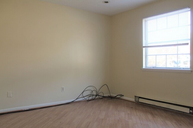Building Photo - 3 Bedroom Townhouse - Near While Park - 06/04/2026