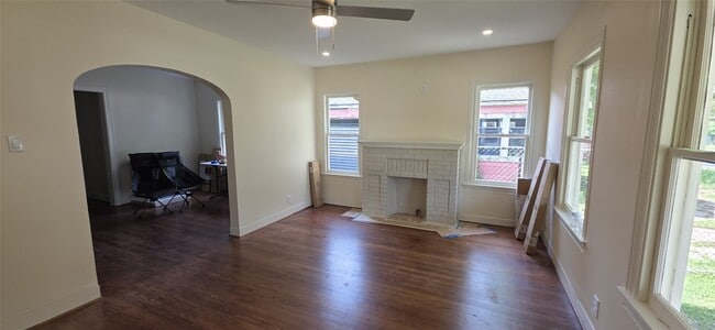 Building Photo - 2827 Robertson St