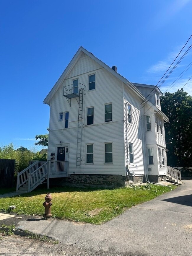 Building Photo - 35 Newcomb Pl