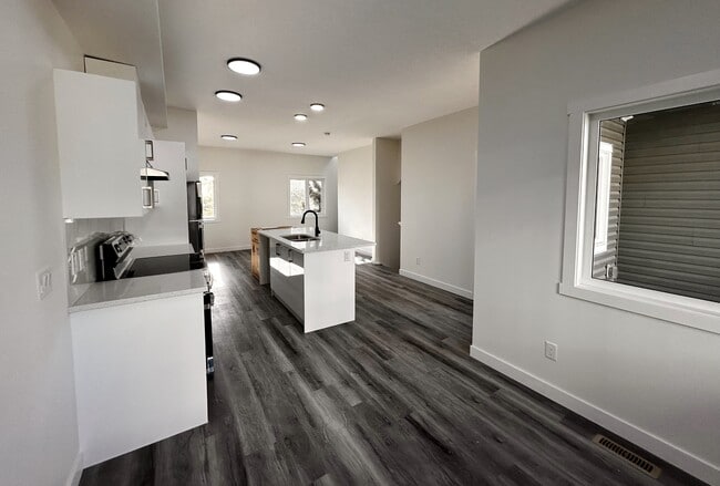 Building Photo - 6510 Rundlehorn Dr NE