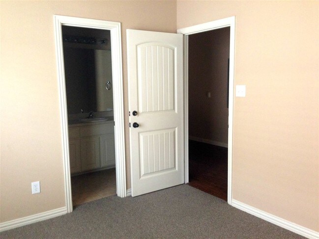 Foto del edificio - 4 br, 4.5 bath Duplex - 2506 W Prairie St