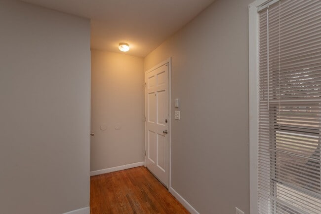 Building Photo - PRICE REDUCED!!!! - $1200 - 3 bed/1.5 bath...