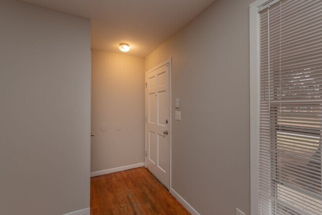 Foto del edificio - PRICE REDUCED!!!! - $1200 - 3 bed/1.5 bath...