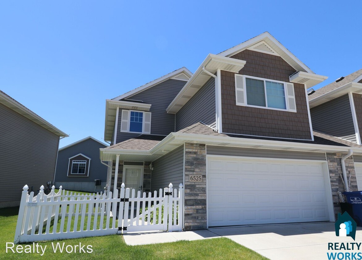 Primary Photo - 3 br, 2.5 bath House - 6525 S 58th St