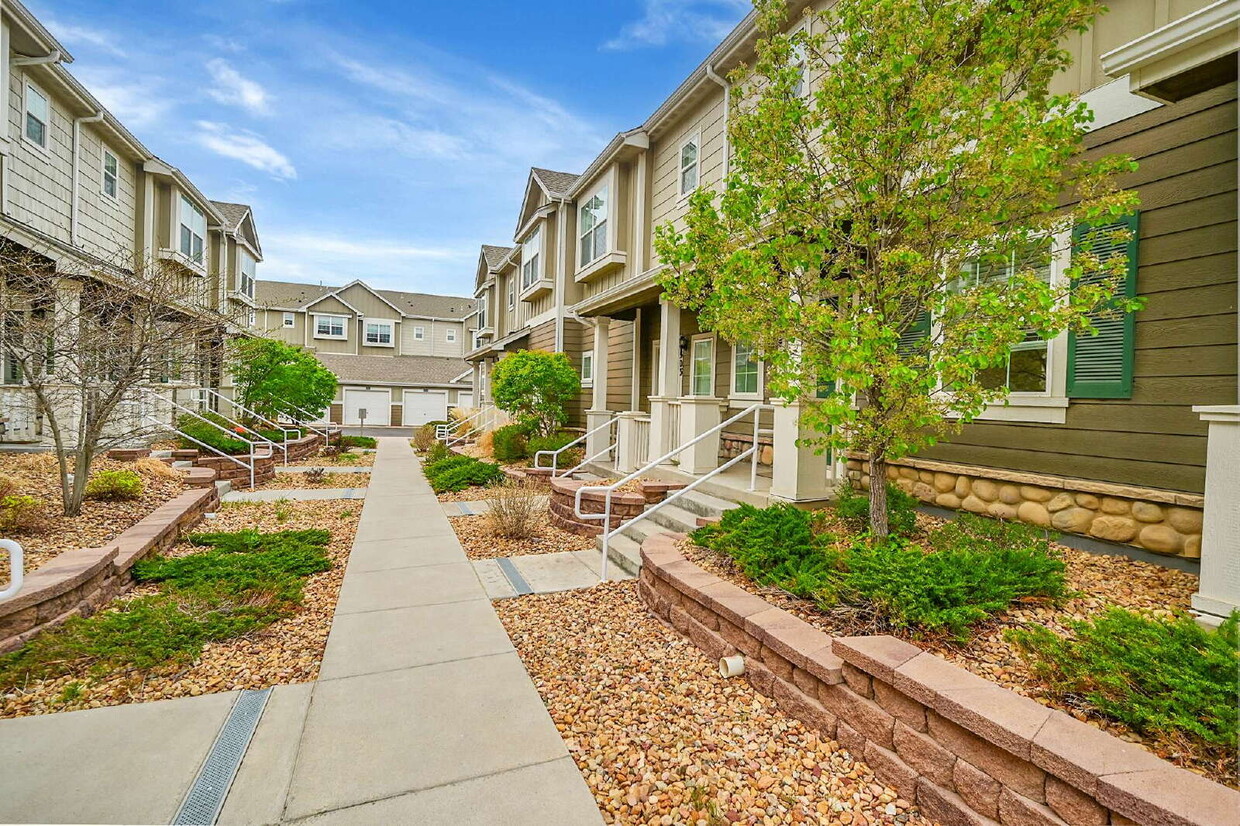 Foto principal - $2,495 - 3 Bed, 2.5 Bath Townhome in Comme...