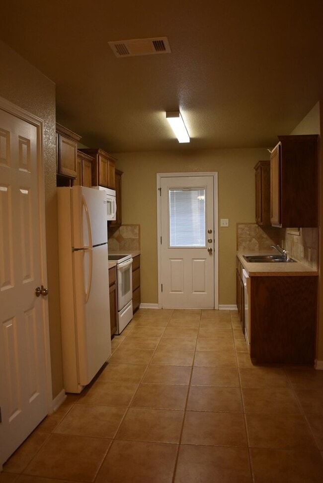 Building Photo - 1600 Nicholas Cir
