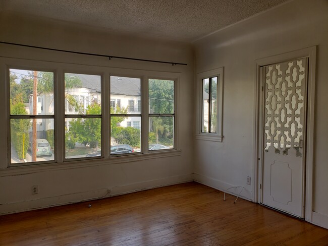 Living room - 1905 N Alexandria Ave