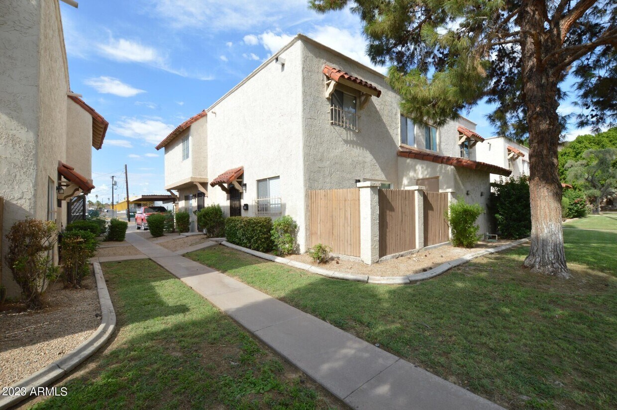 Primary Photo - 1220 E Townley Ave