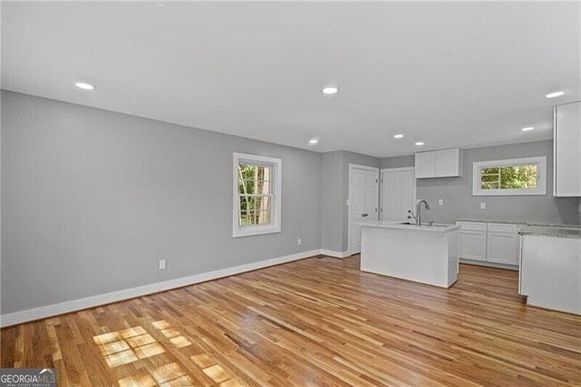 Building Photo - 2889 Macon Dr SW