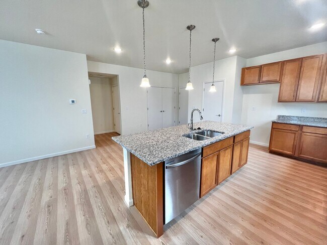 Foto del edificio - STUNNING 3 bed 2.5 bath new build home in Fort Collins!