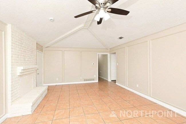 Foto del edificio - 3-Bedroom, 2 Bath Single Family for Rent in Dallas, TX | Front yard & Modern Kitchen