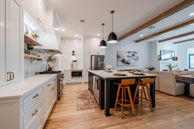 Foto del edificio - 1045 E 8th St