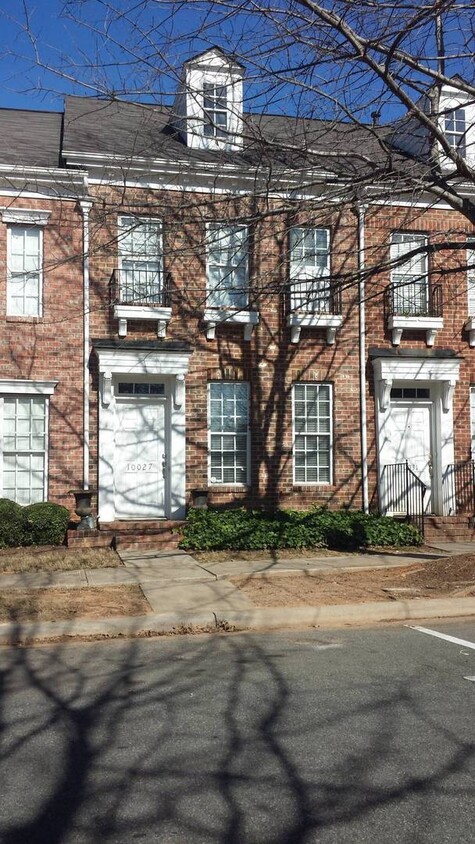 Primary Photo - Beautiful 2BD/2.5BA Townhome in Huntersville!