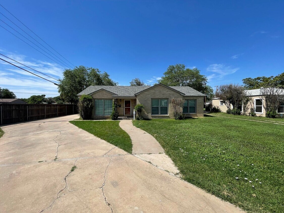 Primary Photo - Corner lot house with Large bedrooms