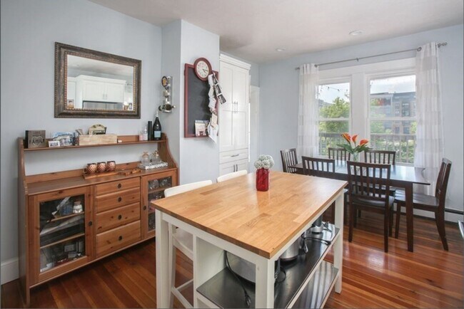 Building Photo - Updated 3 bed - Private Porch - In Unit Laundry