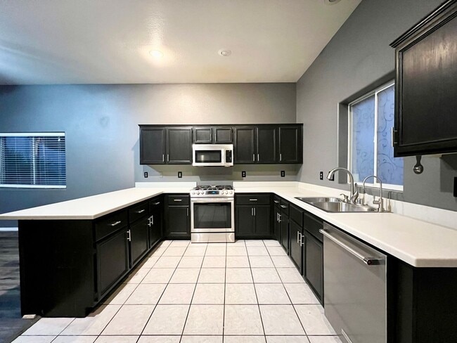 Foto del edificio - COMING SOON! CHARMING SINGLE STORY HOME WI...