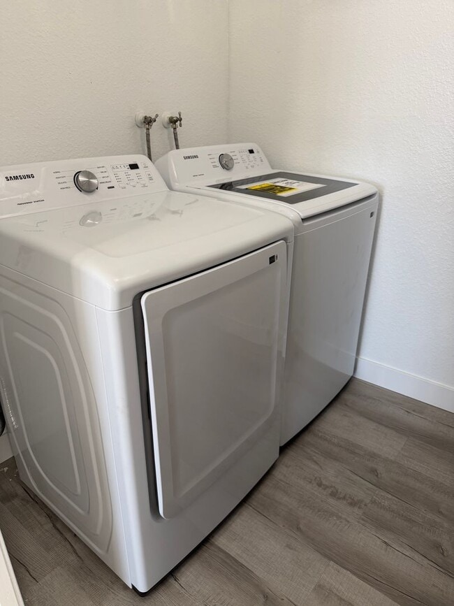 Building Photo - Beautifully remodeled 2-Bedroom, 1-Bath, 2-car tandem Condominium